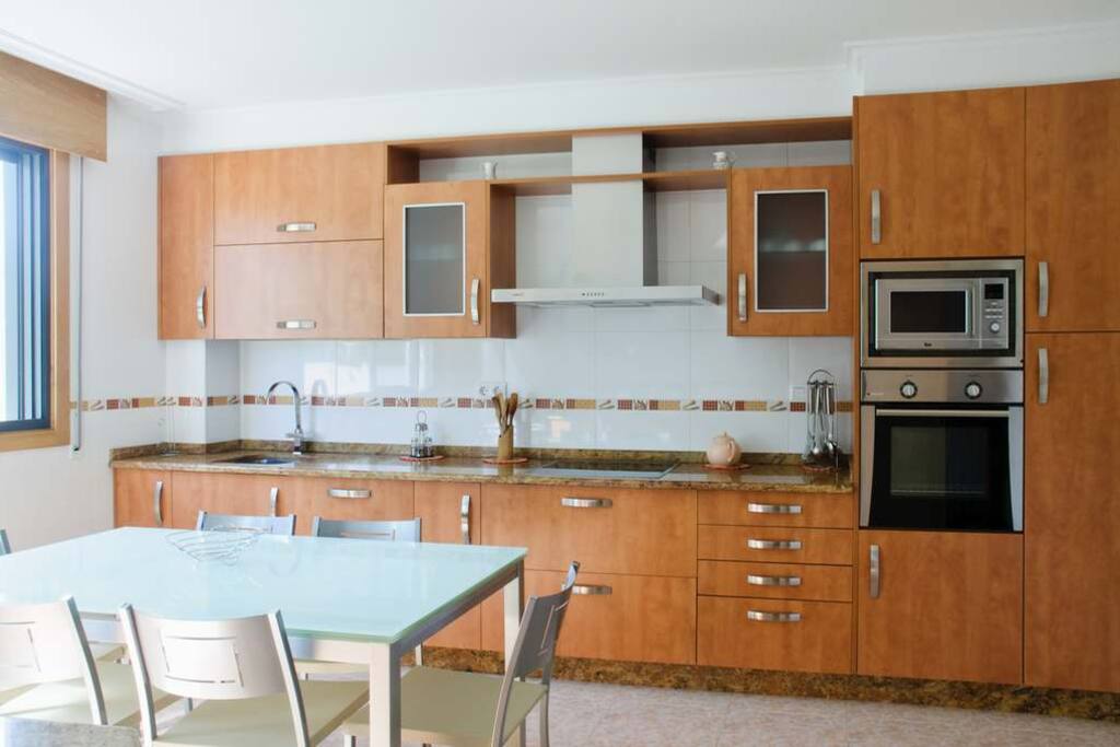 Cocina amplia y bien equipada. incluso con lavavajillas y microondas