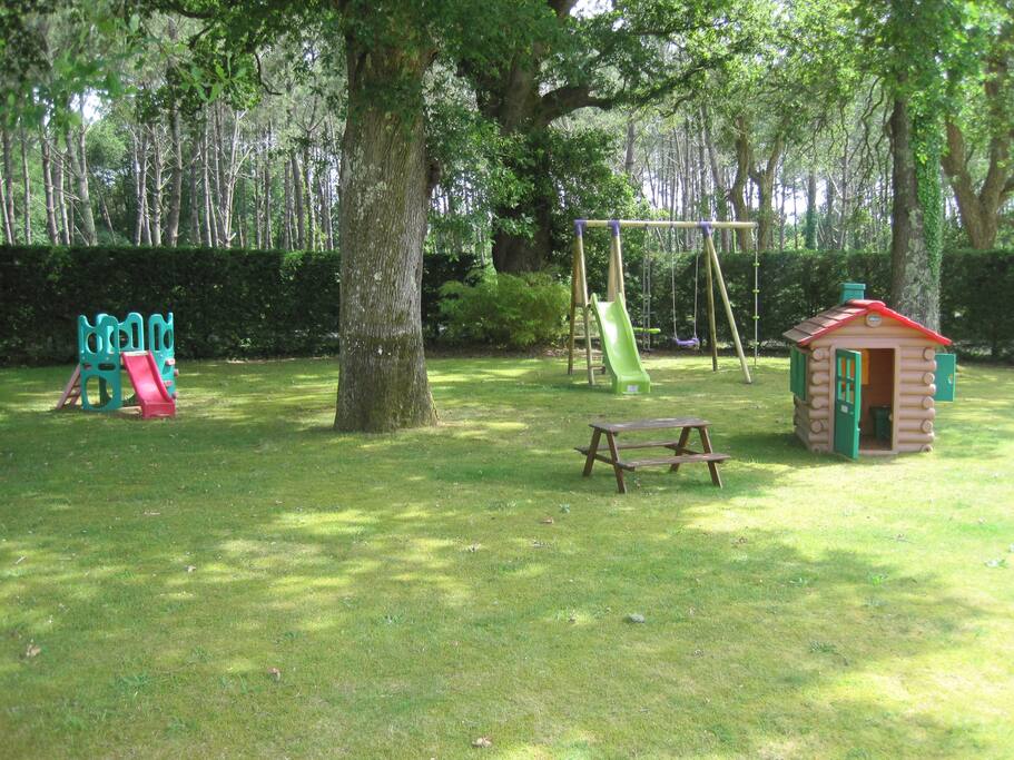 Parc avec jeux pour enfants