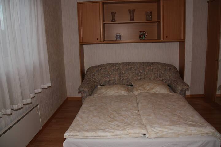 Bei Bedarf: Gästezimmer 2 (wenn mehr als 4 Gäste) mit Doppelbett/Schlafchouch geöffnet/ Erdgeschoss