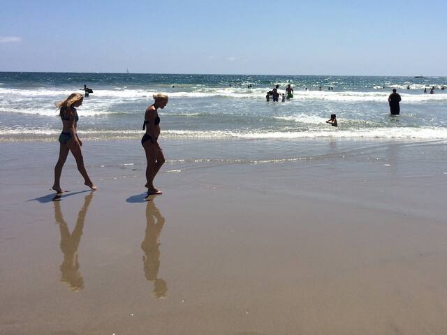 Beautiful 4 bedrooms 6 bed Beach House with parkin