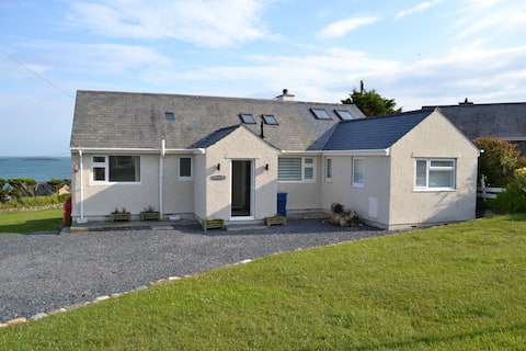 Central aberdaron with stunning sea views!