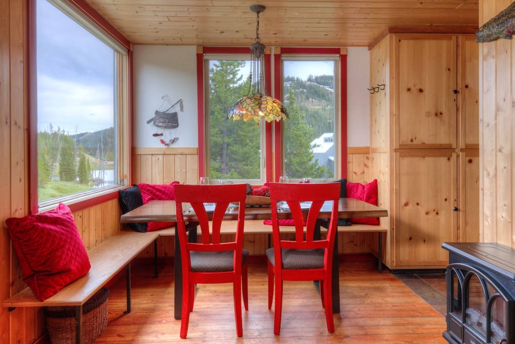 Dining area-Great view of Lake Levinsky- Seats up to 6