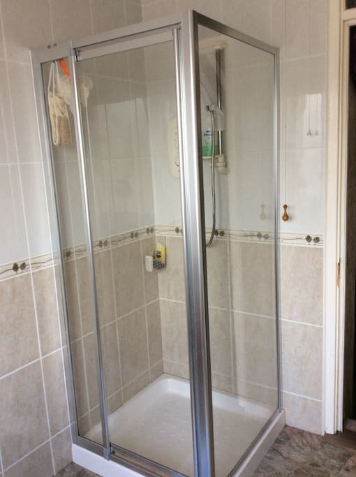 Shower room with exclusive use for guests