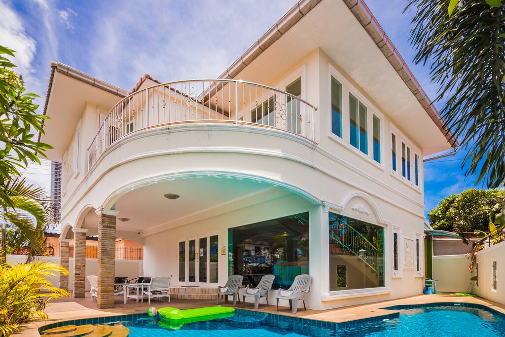 Luxurious villa with 4 bedrooms, 4 bathrooms, a private swimming pool, a spa and a snooker.