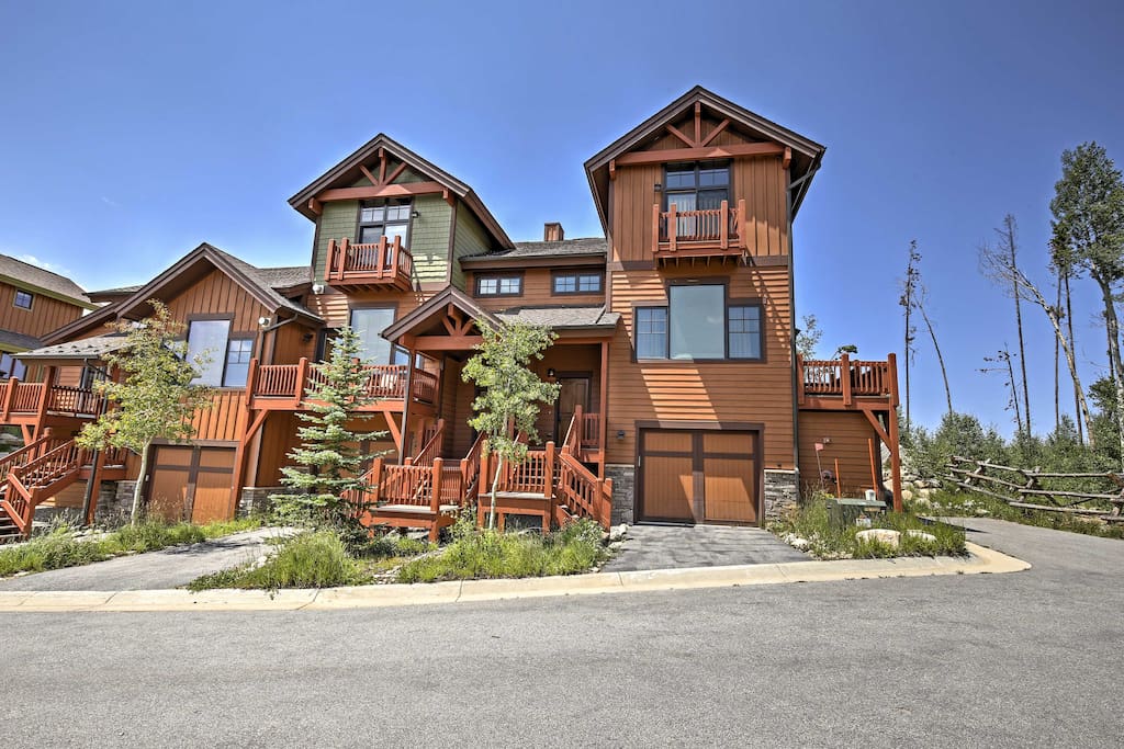 The lovely townhome is ideally located just minutes from Winter Park ski resort.