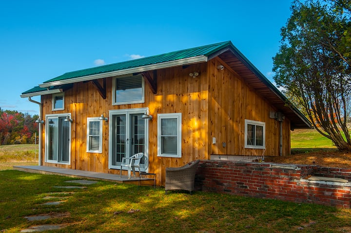 Къща на езеро с външна зона за сядане (когато е сезонно достъпна)