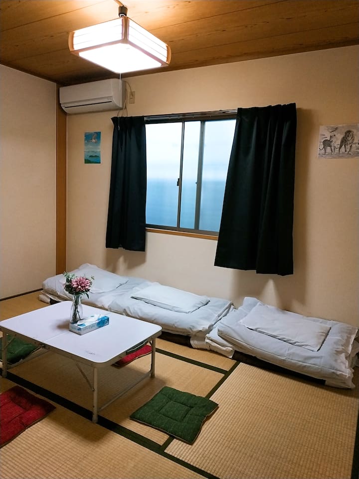 Soba u japanskom stilu. Fotografija na kojoj se postavljaju futoni i stol. Stol možete preklopiti kad odete u krevet.