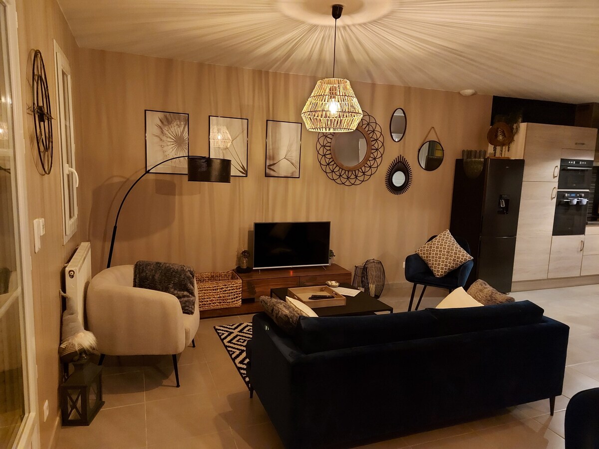 Annonce Airbnb populaire: Villa des Terrasses de Maubec, air-conditioning, private pool à Montélimar