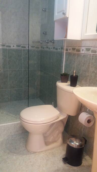 Baño independiente con ducha