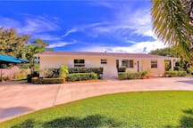 Remodeled Palm Haven Escape, Movie Room, Backyard