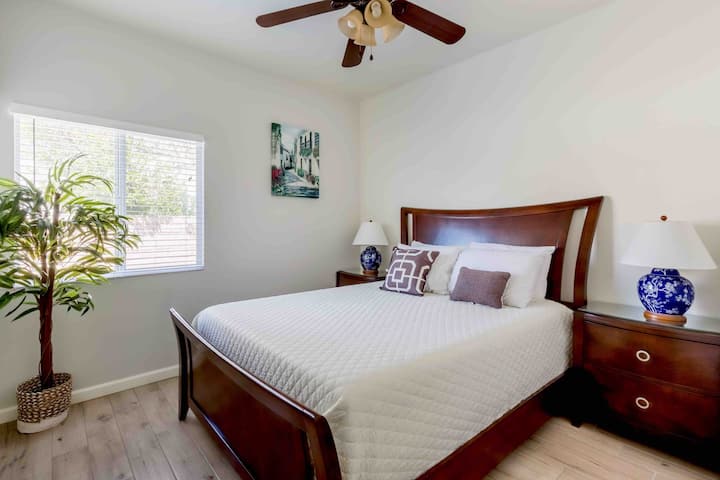 第二间卧室配备标准双人床 