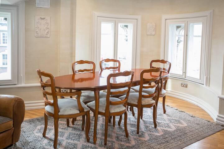 3 Bed Superb Penthouse overlooking OConnell Bridge gallery image 5