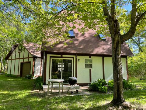 Cozy 2-bedroom cottage with access to Gull Lake!