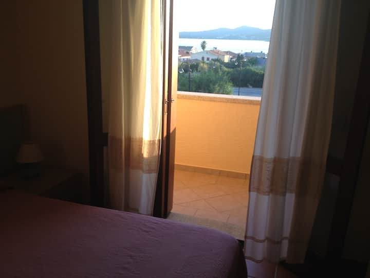 soba s balkonom i pogledom na more