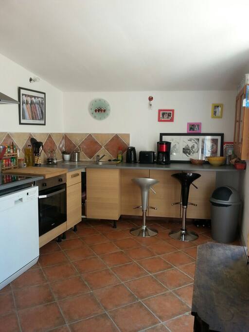 Cuisine donnant sur la terrasse et le séjour
