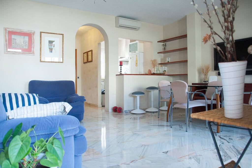 Living room, open kitchen, entrance door, high ceilings, marble floor, flooded with light