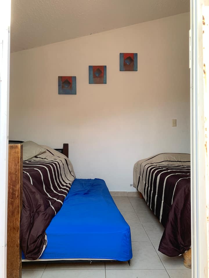 Habitación principal con tres camas individuales. Cama abatible que se puede colocar a nivel de las otras camas.