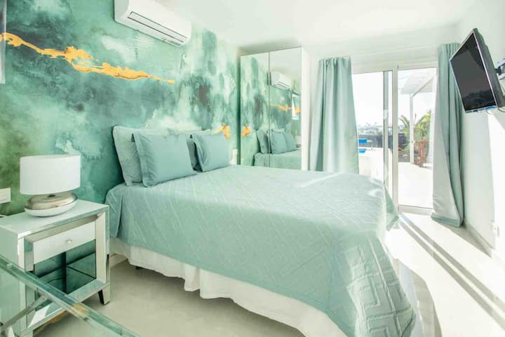 ห้องนอนใหญ่ที่นอนนุ่มสบายพร้อมท็อปเปอร์