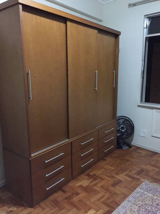 Armário amplo e ventilador.