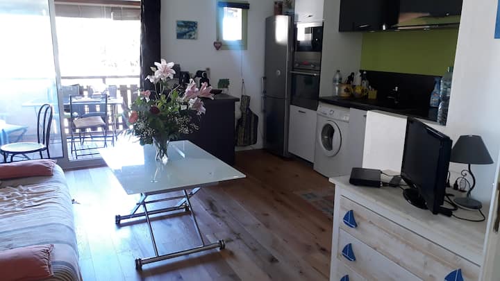 غرفة معيشة بمطبخ مفتوح