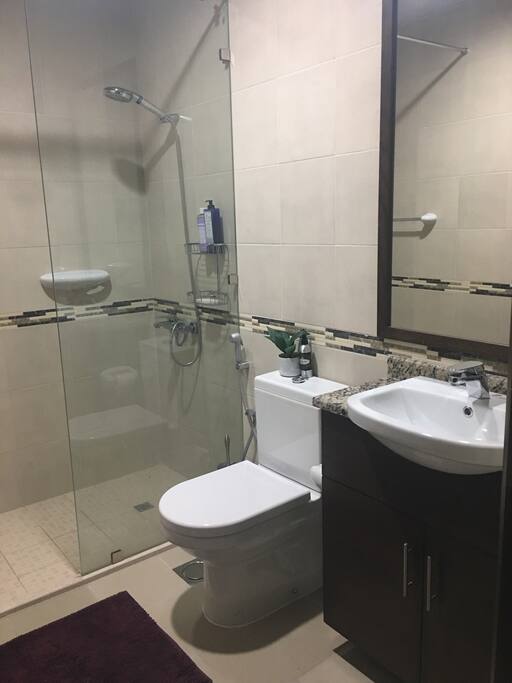 Private ensuite bathroom,towels and toiletries