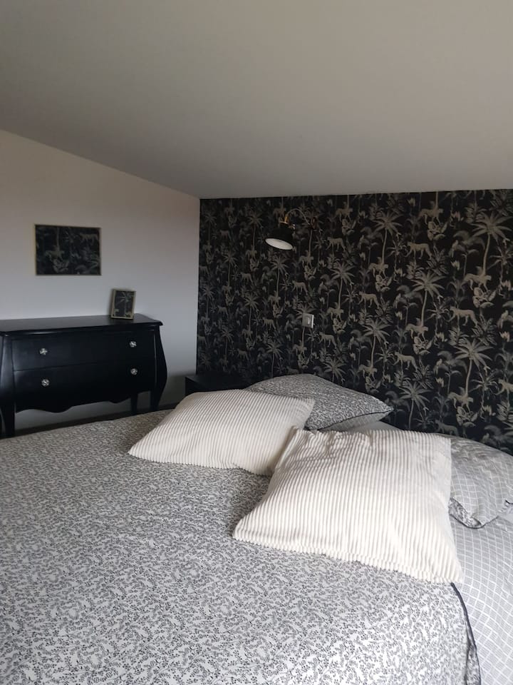 غرفة نوم في الطابق العلوي سرير 160/190 حمام غرفة ملابس مع دش متصل بغرفة النوم الأخرى