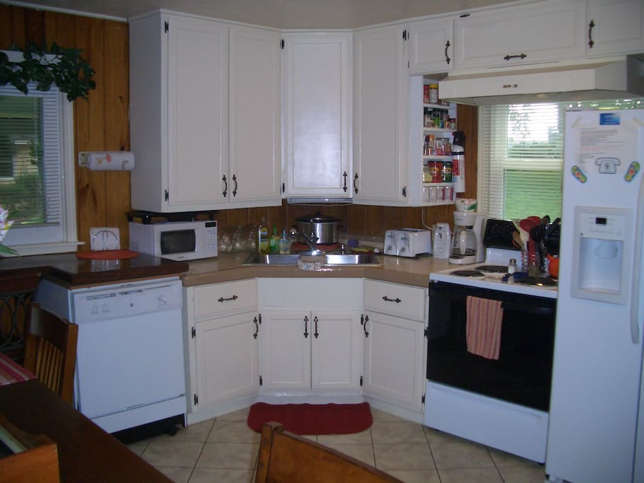 COMPLETLY FURNISHED
KITCHEN!!!