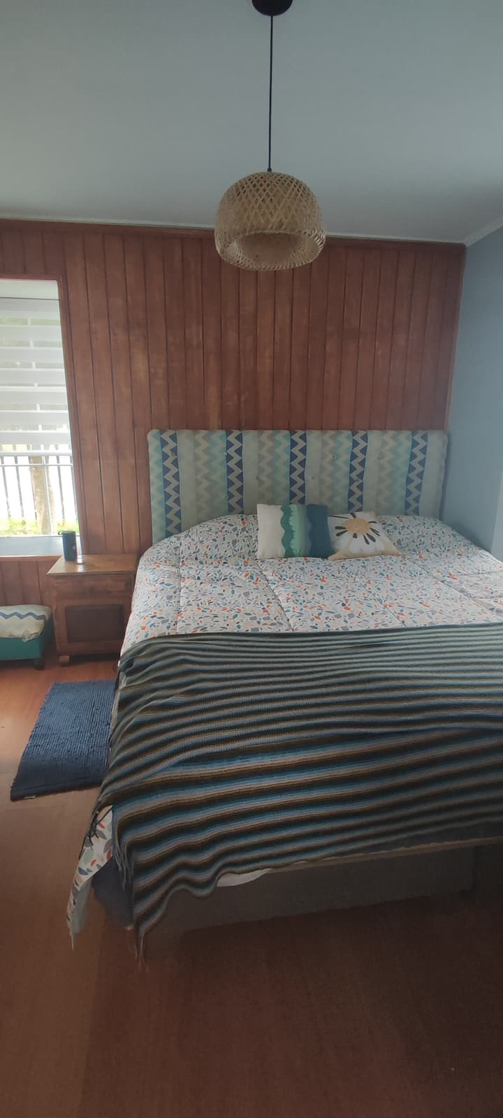 Основна спалня на 1 - ви етаж, леглото е с двойно легло king size и разполага със самостоятелна баня, идеална за семейства, които водят по - възрастните си родители