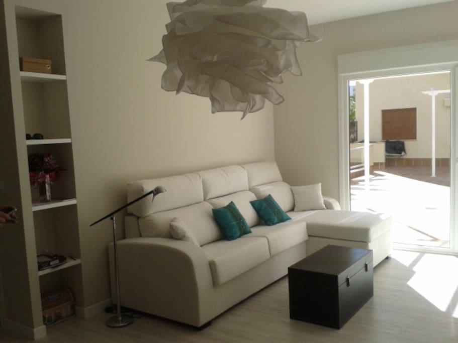 Salón con sofá cama y chair lounge