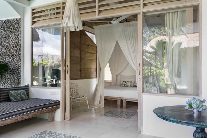 Výhľad na verandu, posteľ a pohodlnú dvojlôžko. 