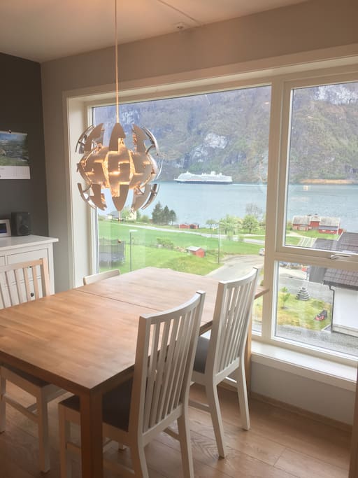 Se cruiseskipene kjøre inn til Flåm fra frokostbordet.