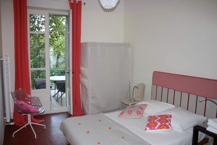 Chambre de 12 m2 côté sud avec porte fenêtre donnant sur la terrasse