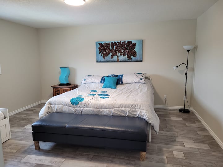 غرفة نوم في الطابق العلوي #2
