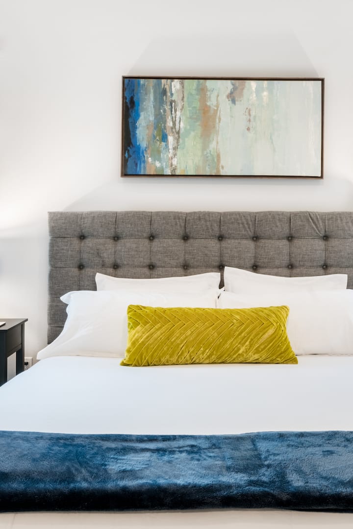 Comfy, beautiful king sized bed with flat screen smart TV (w/ cable HD movie channels & Netflix).