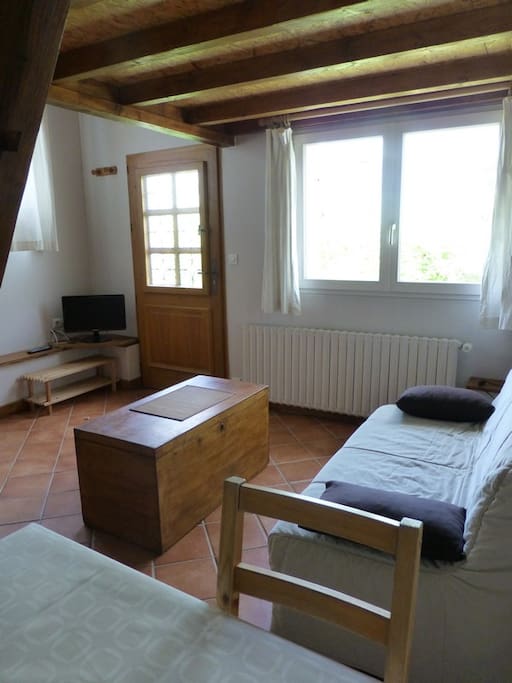le studio est orienté plein est, vers la lumière