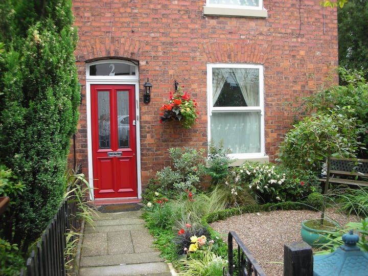 Cosy room in pretty Cheadle cottage Cottages for Rent in Cheadle