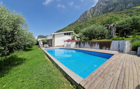 Cozy villa with pool