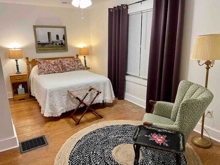 La chambre de Patsy est située au deuxième étage et dispose d'un grand lit.
