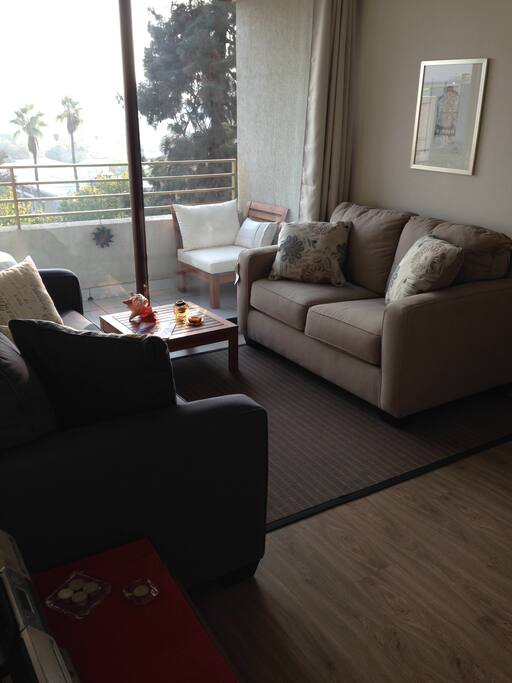 Lindo living con comedor para 4 personas. Vista despejada. Terraza con sillones y mesita para disfrutar la tarde.