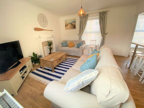 Top performing Airbnb: Lovely Light & Spacious, 2 min walk-Harbour, Shops in St. Ives