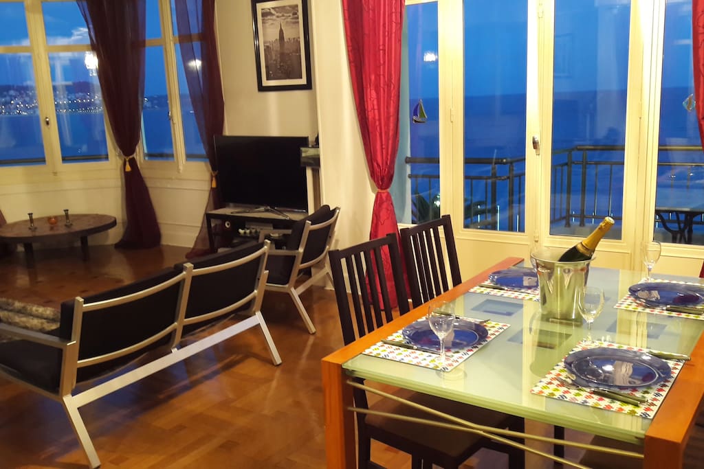 Living, vue sur la baie des anges