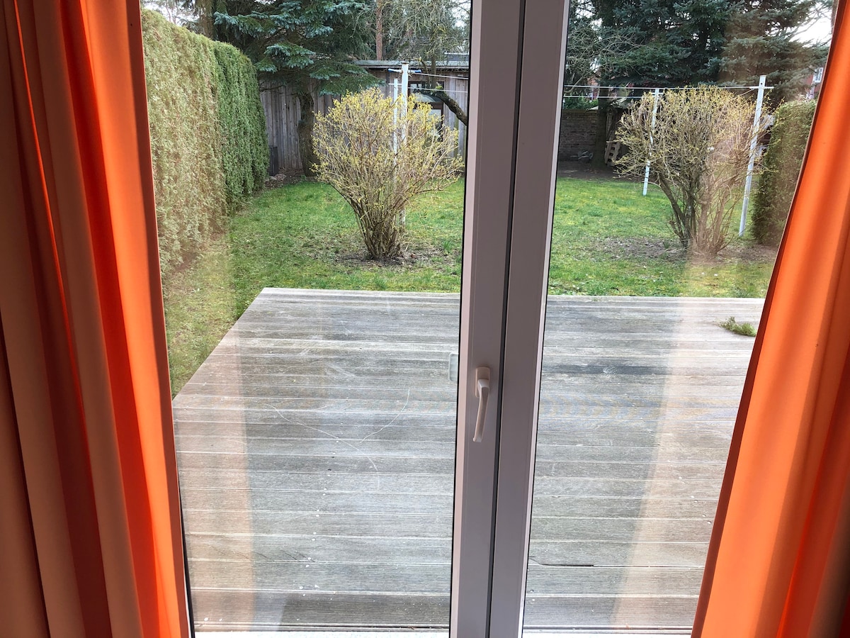 Pogled iz dnevnog boravka u vrt