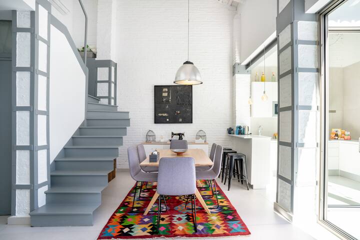 M House Loft with Terrace Close to Port, Beach and Subway