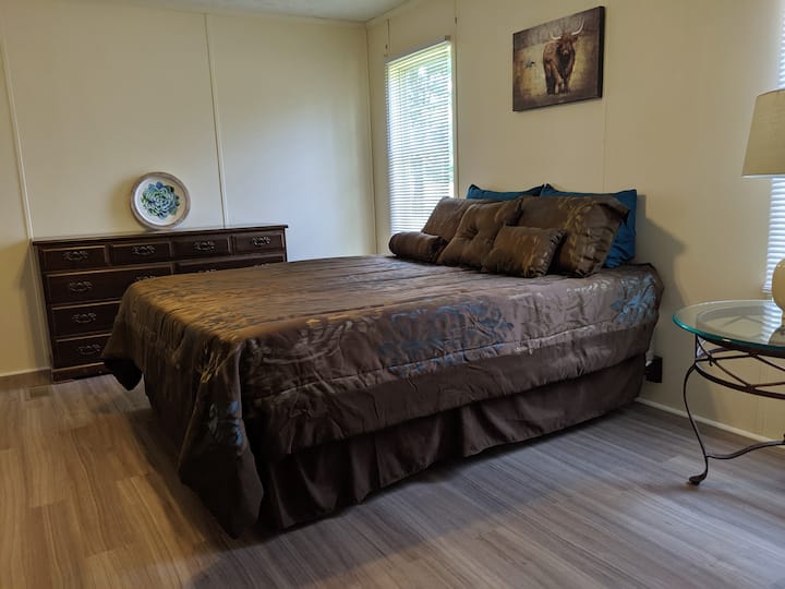 主卧宽敞，配有办公桌和附属主卫生间。 