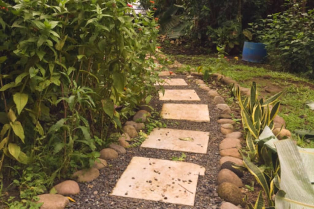 The walkway to your private casita. / La entrada a su casita privada.