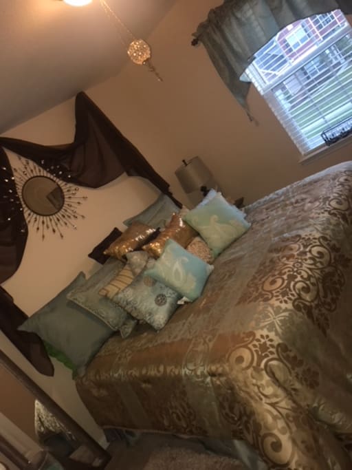 Guest room 3 king bed