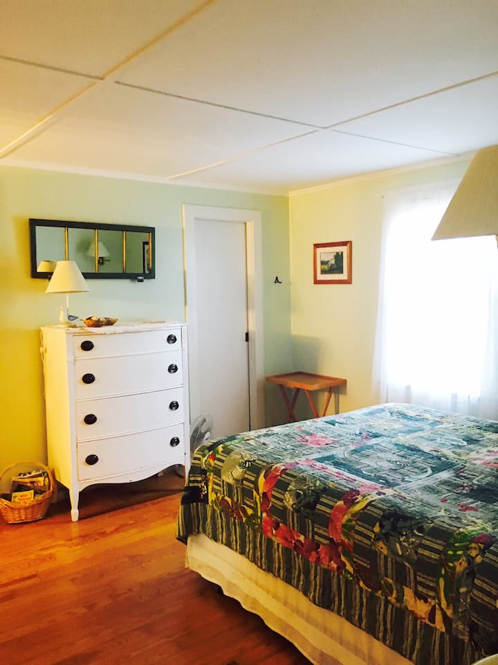 Dhomë gjumi për vizitorët me banjë - poshtë, jashtë dhomës së ngrënies