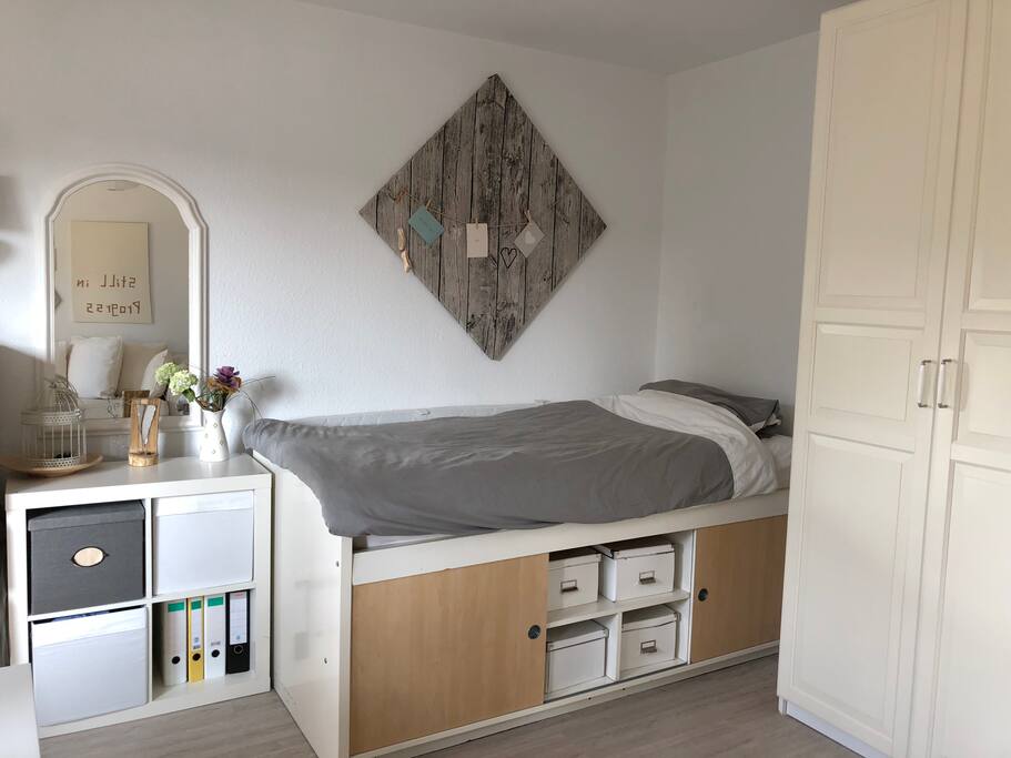 Das Bett. Hinterm Bett befindet sich eine Gästematratze die gerne für einen zweiten Gast (nach Anmeldung) genutzt werden kann.