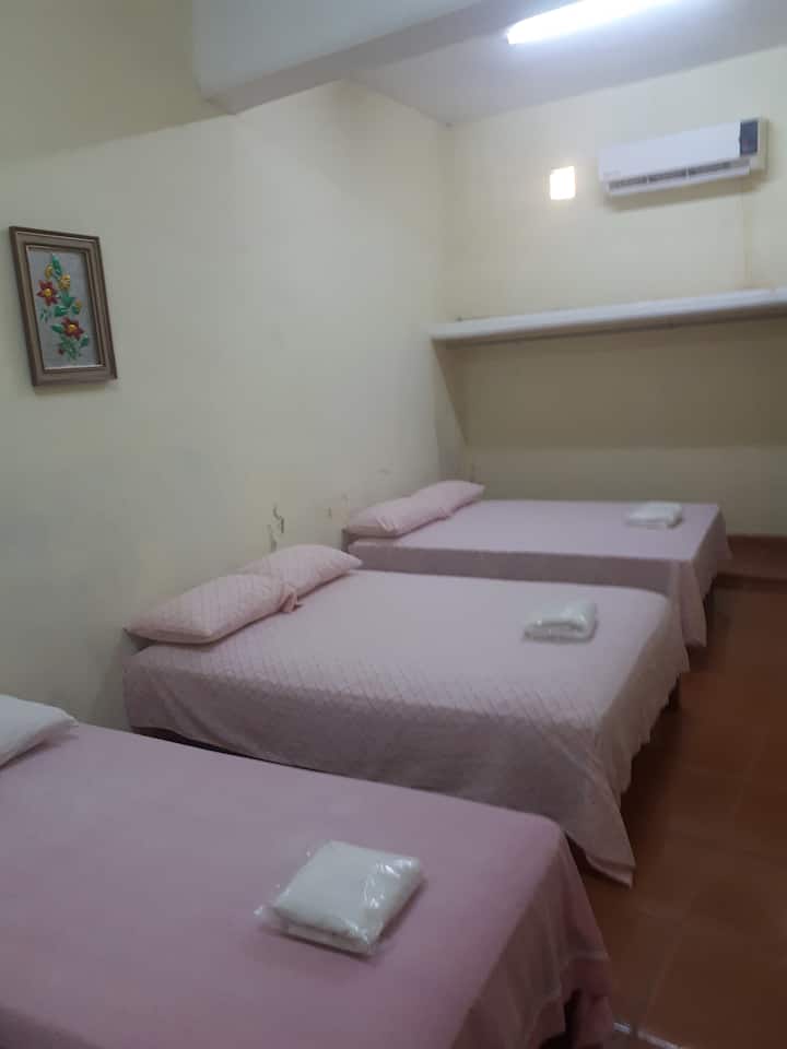 Kjo është dhoma kryesore e gjumit me derë dhe kasafortë, ka ajër të kondicionuar. Ka banjën e saj private të kompletuar