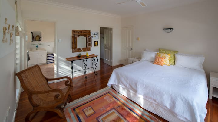 Главна спална соба со брачен кревет (широк 180-220 см)